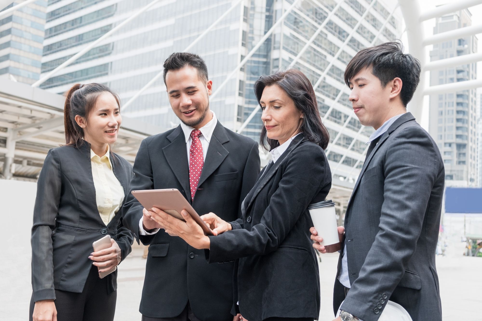 Vier Kollegen arbeiten zusammen